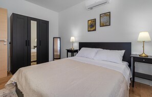 4 bedrooms, travel cot, free WiFi, bed sheets - Stunning home in Smrika with sauna (Smrika)