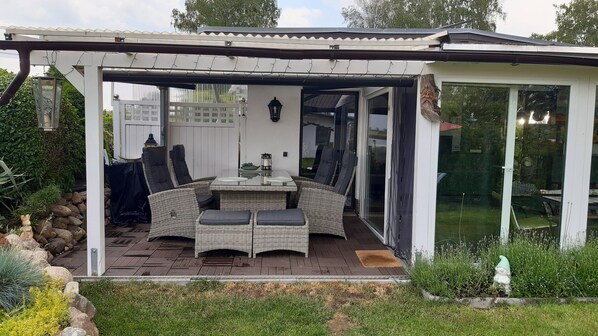 A covered patio with wicker furniture, a table, and a lantern. - 200m to the lake, fishing, swimming, recreation and hiking vacation (Bagow Ot Riewend)