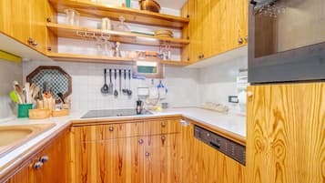 Fridge, stovetop, dishwasher