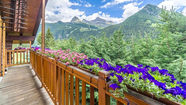 A wooden balcony with a view of a mountainous landscape. - Nice home in Champoluc (AO) with sauna (Champoluc (AO))