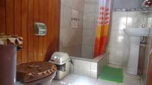 Shower, towels - Hostal El Sueno de San Martin (Paracas)