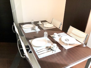 Full-size fridge, stovetop, cookware/dishes/utensils, cleaning supplies - Gemini Guest House (Rome)