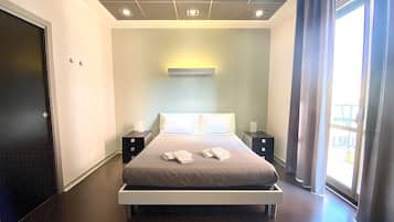 Habitación doble estándar, balcón, vista al patio | Edredón y wifi gratis