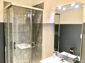 Double Room | Bathroom | Shower, free toiletries, hair dryer, towels - Gemini Guest House (Rome)