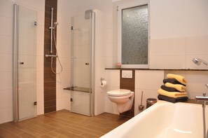 Duschwanne, Haartrockner, Handtücher, Toilettenpapier