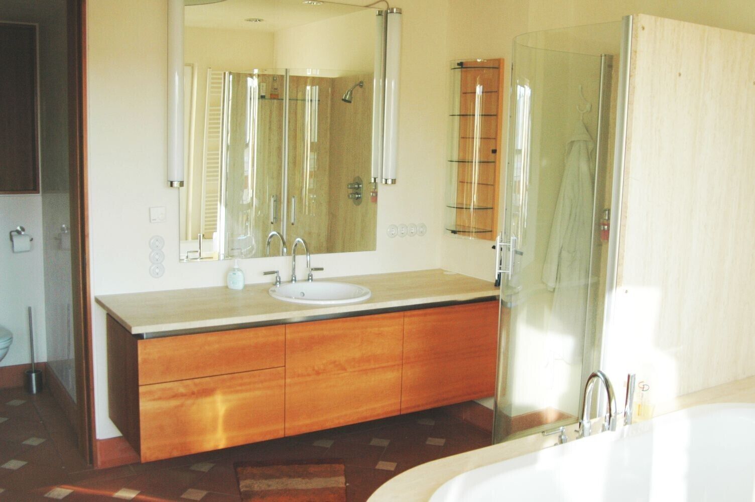 Badewanne, Haartrockner, Handtücher, Seife