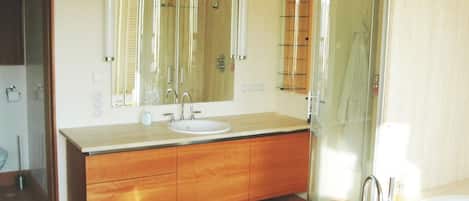 Baignoire, sĂšche-cheveux, serviettes fournies, savon