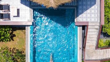 Hilltop Pool Villa 1 | Frigobar, cofres nos quartos, individualmente decorados