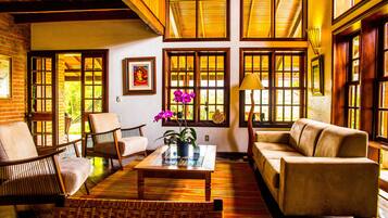 Área de estar no saguão