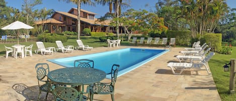 Piscina externa, espreguiçadeiras