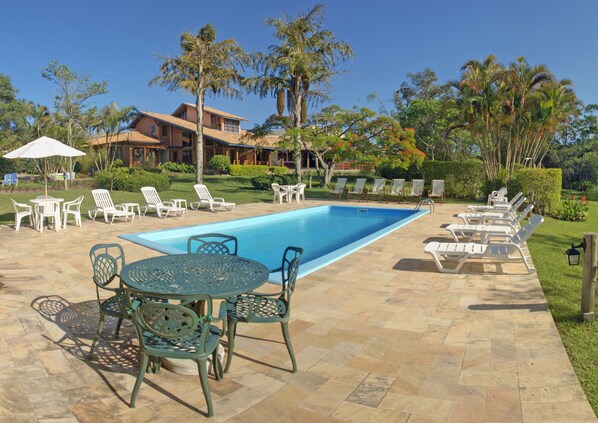 Outdoor pool, sun loungers - Pousada da Lagoa (Garopaba)