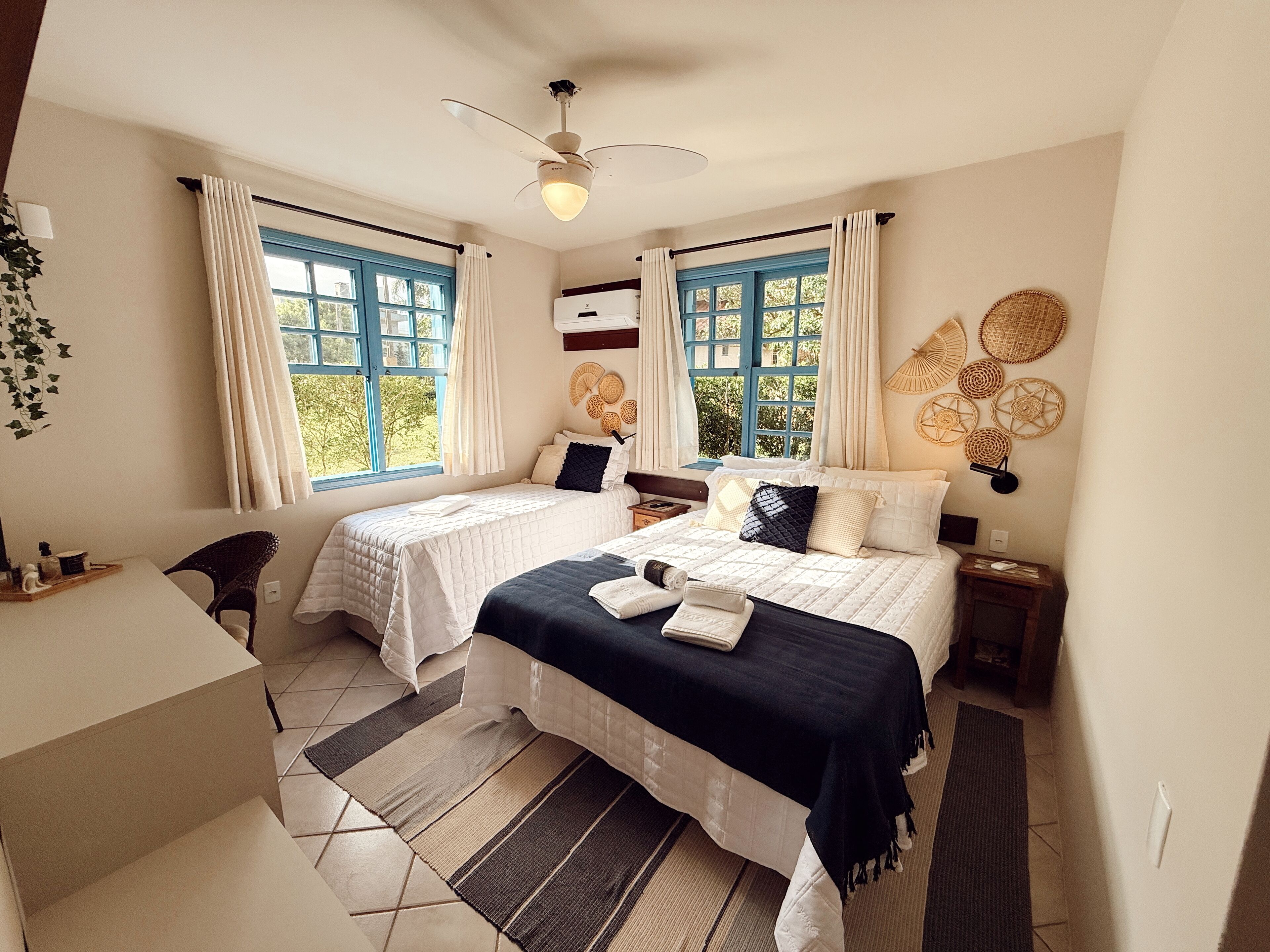 Sengetøy av topp kvalitet, minibar, safe på rommet og skrivebord