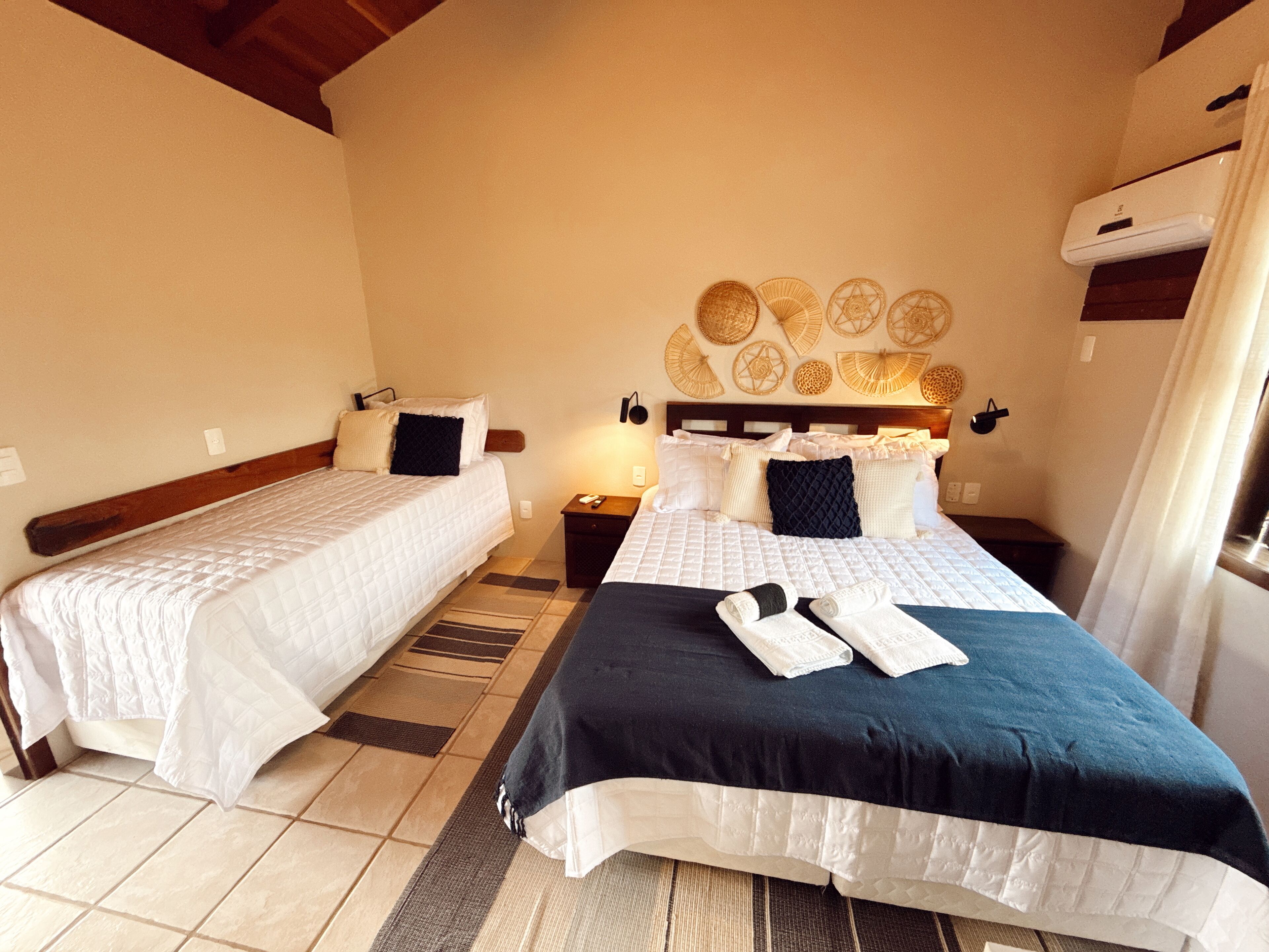 Dobbeltrom – superior, flere senger, ikke-røyk, hageutsikt | Sengetøy av topp kvalitet, minibar, safe på rommet og skrivebord