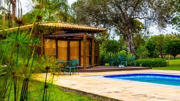 Piscina externa, espreguiçadeiras