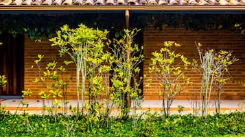 Quarto casal standard, 1 cama Queen, para não fumantes, vista para o jardim | Roupas de cama premium, frigobar, cofres nos quartos, escrivaninha