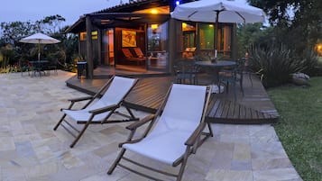 Utendørsbasseng og solsenger