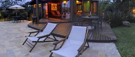 Piscina externa, espreguiçadeiras