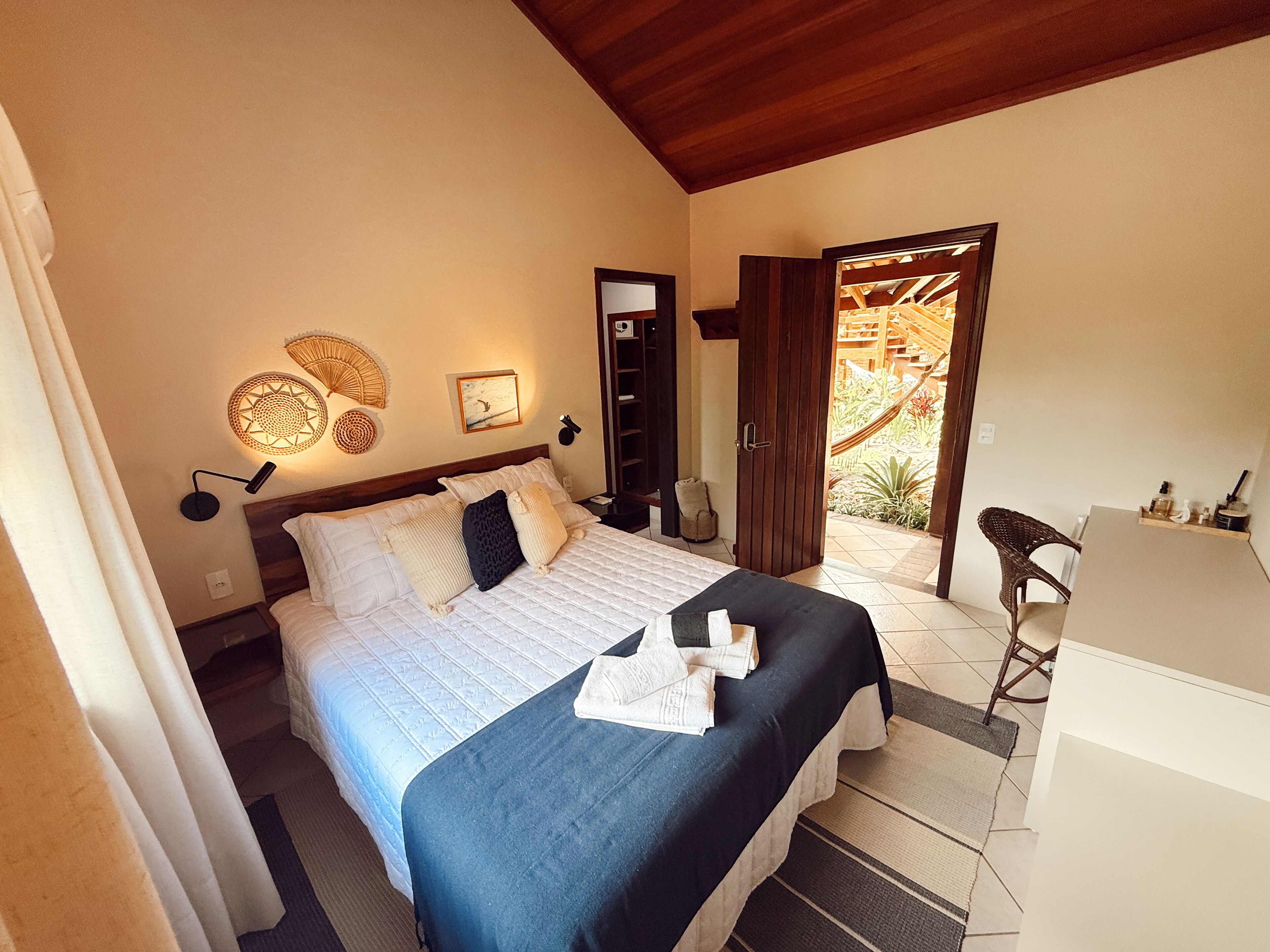 Quarto casal standard, 1 cama Queen, para não fumantes, vista para o jardim | Roupas de cama premium, frigobar, cofres nos quartos, escrivaninha