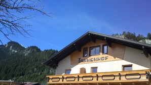 Un bâtiment portant l’enseigne « Tannenhof », ce qui indique qu’il s’agit d’un hôtel.