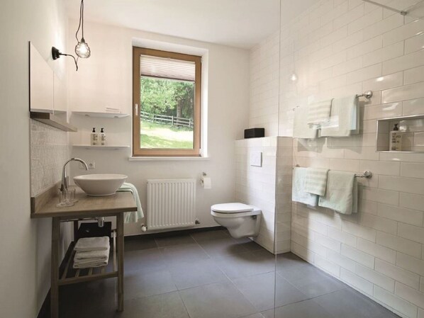 Shower, hair dryer, towels, soap - Family nest with two bedrooms (Wängle)