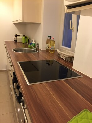 Frigorifero, microonde, forno, piano cottura