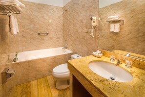 Bathroom - Qarmenqa Hotel (Cusco)