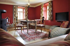 TV, fireplace, books, stereo