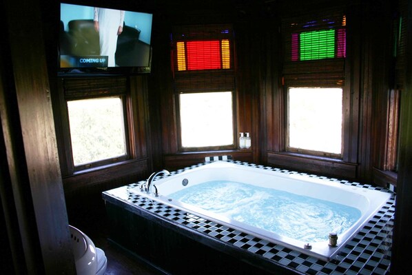 Room 10 | Private spa tub - Angels Nest Bed and Breakfast (Weatherford)
