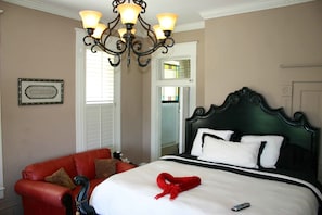 Room 4 | Egyptian cotton sheets, premium bedding, individually decorated - Angels Nest Bed and Breakfast (Weatherford)