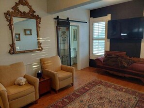 Room 9 | Living area | Smart TV, Netflix, Hulu, streaming services - Angels Nest Bed and Breakfast (Weatherford)
