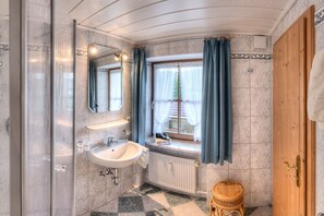 Dusche, Haartrockner, Handtücher