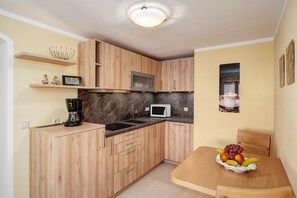 Kühlschrank, Mikrowelle, Herdplatte, Geschirrspüler