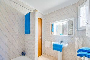 Bathtub, hair dryer, towels