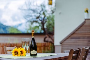 Outdoor dining - Vacation apartment with 360° panoramic mountain view (Spital am Pyhrn)