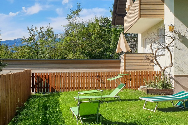 Garten mit Gartenmöbel