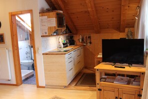 Een koelkast, een microgolfoven, een kookplaat