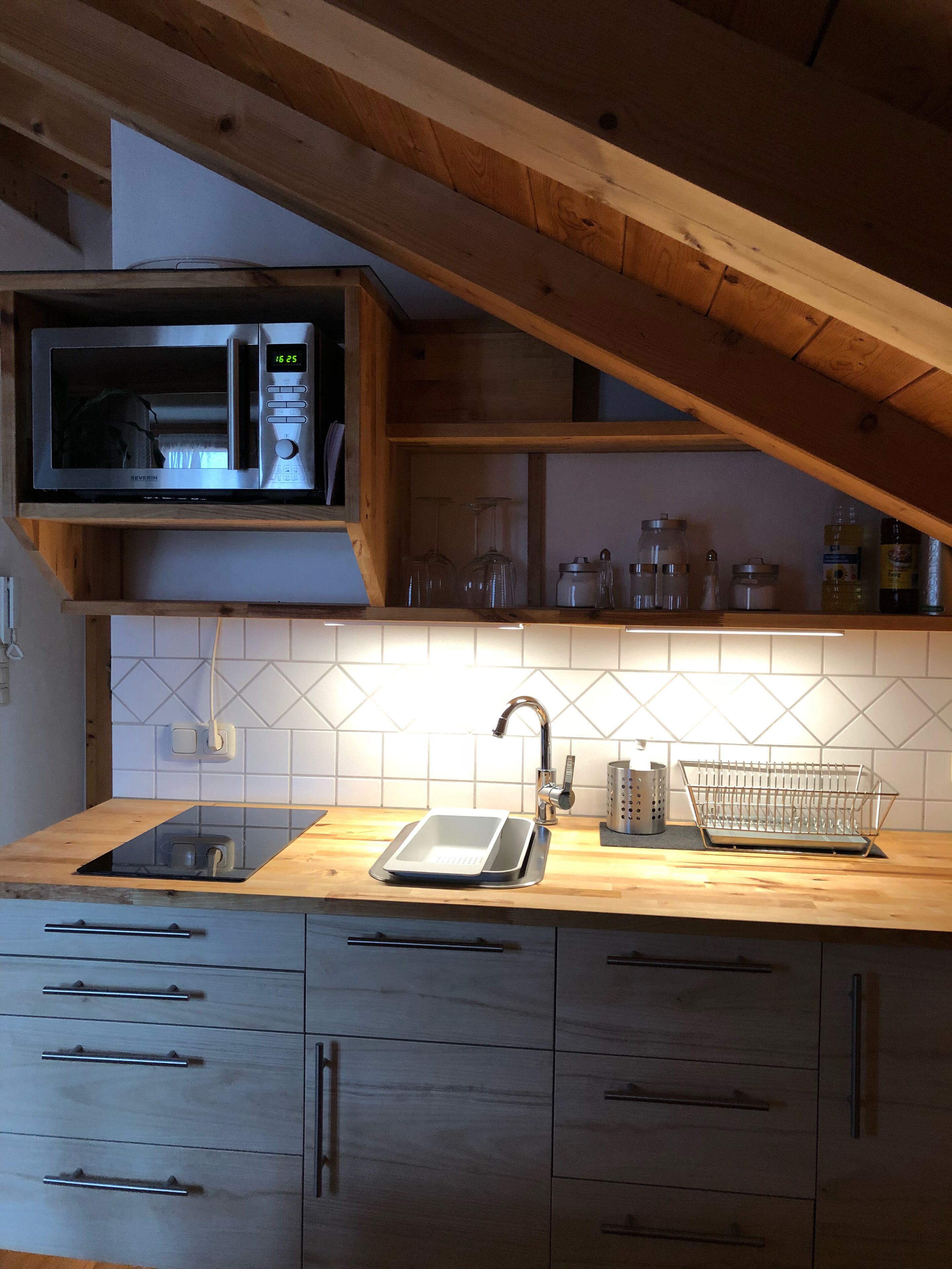 Réfrigérateur, micro-ondes, plaque de cuisson, cafetière/bouilloire