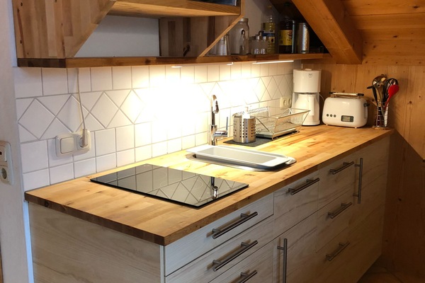 Een koelkast, een microgolfoven, een kookplaat