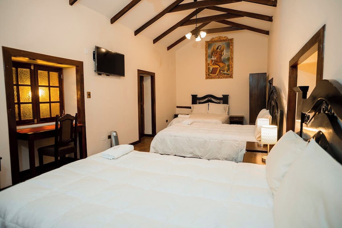 Chambre quadruple Standard, 4 chambres | Restaurant pour couples
