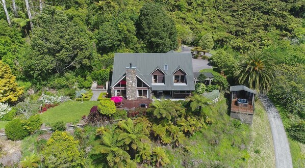 Front of property - Spencer Lodge (Lake Tarawera)