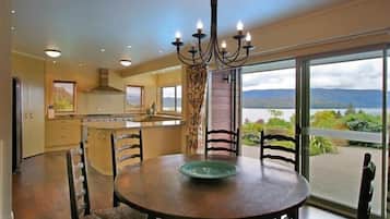 Exclusive House, 4 Bedrooms, Lake View | Family dining