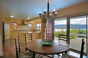 Family dining - Spencer Lodge (Lake Tarawera)