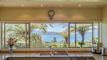 Exclusive House, 4 Bedrooms, Lake View | Private kitchen | Full-size fridge, microwave, oven, stovetop