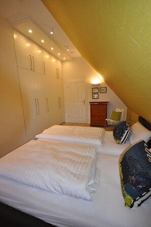 2 bedrooms, in-room safe, iron/ironing board, free WiFi