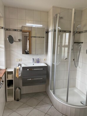Een douche, een haardroger, handdoeken