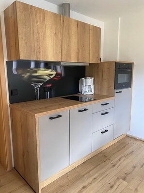 Kühlschrank, Mikrowelle, Herdplatte, Geschirrspüler