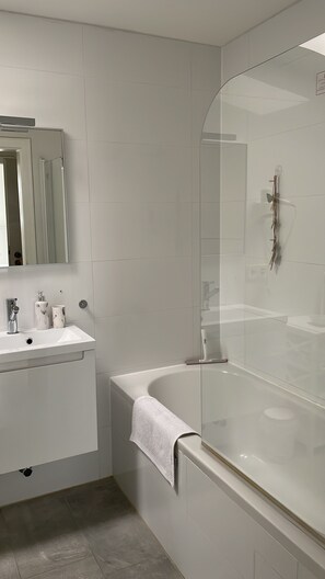 Badewanne, Haartrockner, Handtücher, Seife