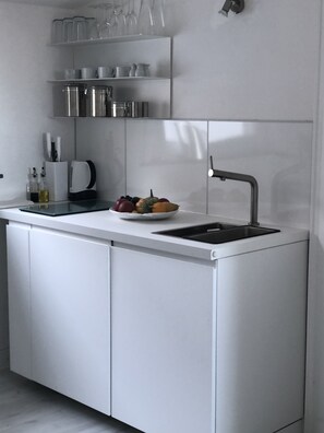 Een koelkast, een magnetron, een kookplaat