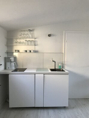 Fridge, microwave, stovetop, coffee/tea maker