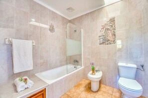 Bañera, secador de pelo, toallas